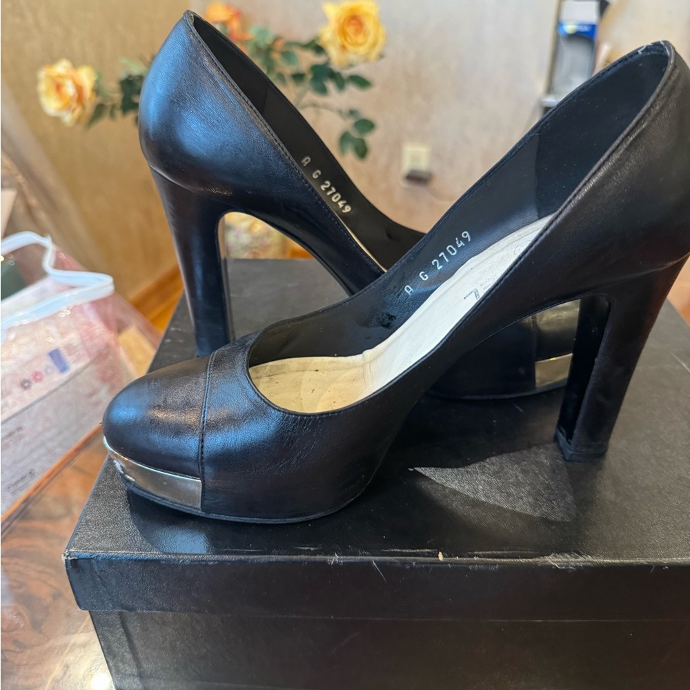 Authentic CHANEL leather logo metal plate platform pump
EU 39.5 USA Sz 9.5 - Picture 6 of 15